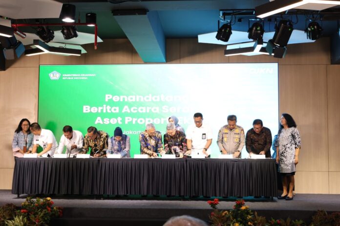 Sekda Kota Denpasar, Ida Bagus Alit Wiradana saat penandatanganan berita acara hibah tanah di Kementerian Keuangan RI