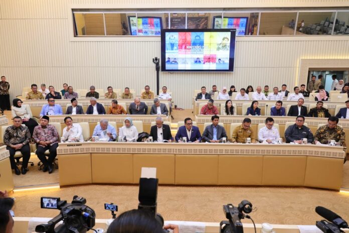 Konferensi Pers Satu Tahun Bekerja untuk Rakyat Komisi II DPR RI Tahun 2025, di Jakarta, Senin (8/12/2025)