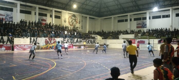KMS Cup XI tahun 2025 futsal mempertemukan SMKN 3 Singaraja melawan SMKN 1 Singaraja di GOR Buana Patra Singaraja, Minggu (14/12/2025)