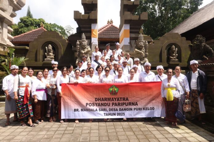 Ketua TP PKK Kota Denpasar, Ny. Sagung Antari Jaya Negara bersama lansia peserta Posyandu Paripurna dari Banjar Mandala Sari, Kecamatan Denpasar Denpasar Timur, saat melaksanakan Darma Yatra di Pura Tirta Empul