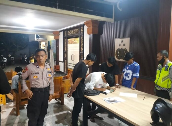 Belasan pelajar yang sedang berkonvoi mengendarai sepeda motor diamankan anggota Polsek Denpasar Timur, pada Sabtu (13/12/2025) malam