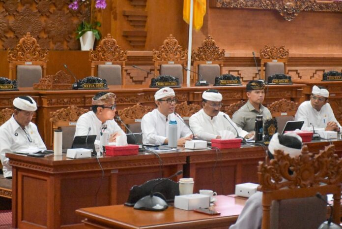 Wali Kota Denpasar, I Gusti Ngurah Jaya Negara bersama Wakil Wali Kota Denpasar, I Kadek Agus Arya Wibawa, Ketua DPRD Kota Denpasar, I Gusti Ngurah Gede, Wakil Ketua DPRD Kota Denpasar, Ida Bagus Yoga Adi Putra serta Pj. Sekda Kota Denpasar, IGN Eddy Mulya saat menghadiri Rapat Kerja bersama Komisi I, II, III dan IV DPRD Kota Denpasar