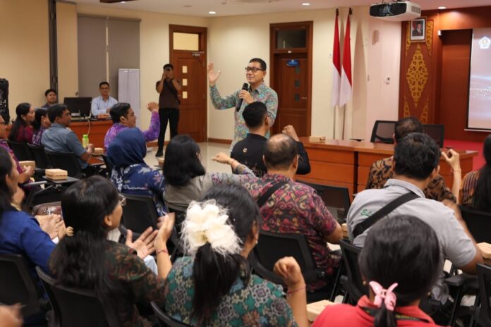 Pj Sekda Kota Denpasar IGN Eddy Mulya saat menjadi Narasumber pada Revitalisasi KPN yang digelar di Universitas Terbuka Denpasar