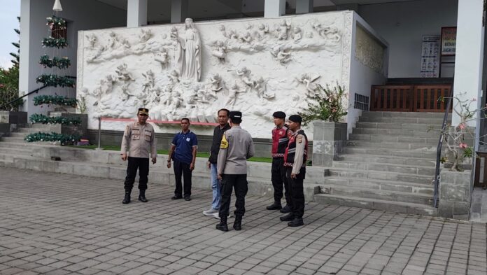 Kapolsek Gianyar, Kompol I Made Adi Suryawan dan jajaran saat berkunjung ke Gereja Santa Maria Ratu Rosari di Jalan Mulawarman, Kelurahan Abianbase, Kecamatan Gianyar, Sabtu (13/12/2025) siang