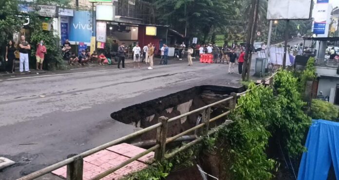 Badan jalan yang ambrol di Banjar Ambengan, Desa Peliatan, Kecamatan Ubud, Kabupaten Gianyar