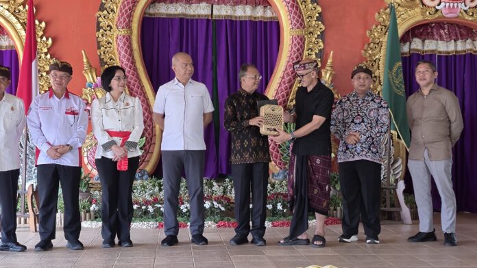Jaksa Agung Muda Intelijen (Jamintel) Prof. Dr. Reda Manthovani dalam kegiatan Bimbingan Teknis (Bimtek) Optimalisasi Program Jaksa Garda Desa (Jagadesa) dan Koperasi Merah Putih yang digelar di Wantilan Taman Makam Pahlawan Penglipuran, Bangli, Jumat (13/12/2025)