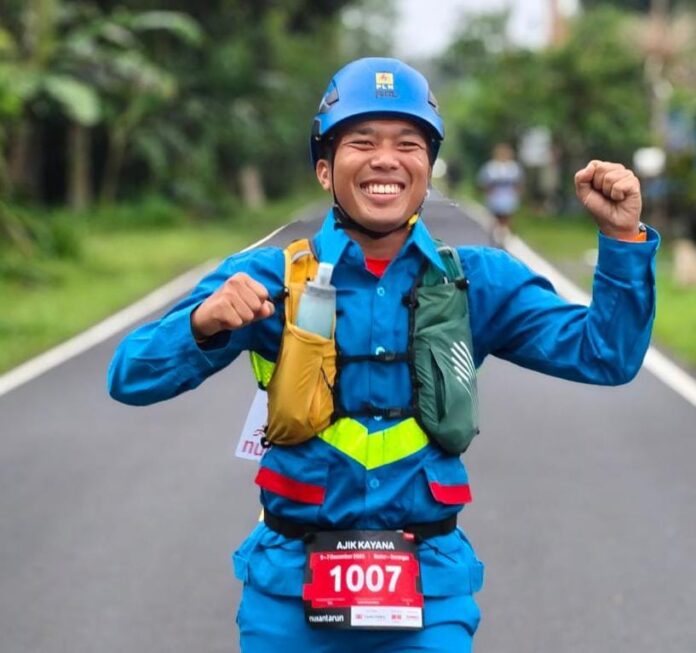 Pegawai PLN Unit Induk Transmisi Jawa Bagian Timur dan Bali bernama Ngurah Puja Mantrawan saat melaksanakan aksi berlari sejauh 80 Kilometer lengkap dengan pakaian PLN