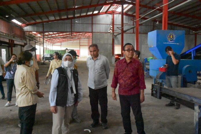 Wali Kota Denpasar, I Gusti Ngurah Jaya Negara saat mendampingi Kunjungan Kerja Plt. Pengelolaan Sampah, Limbah, dan B3 (PSLB3) Kementerian Lingkungan Hidup RI, Hanifah Dwi Nirwana di Kota Denpasar