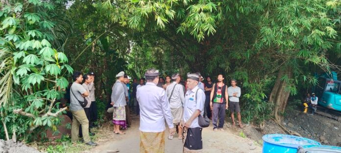 Warga Pangitebel, Antiga Kelod, Manggis Karangasem mendatangi proyek betonisasi dan pemasangan bronjong dialiran Tukad Betel
