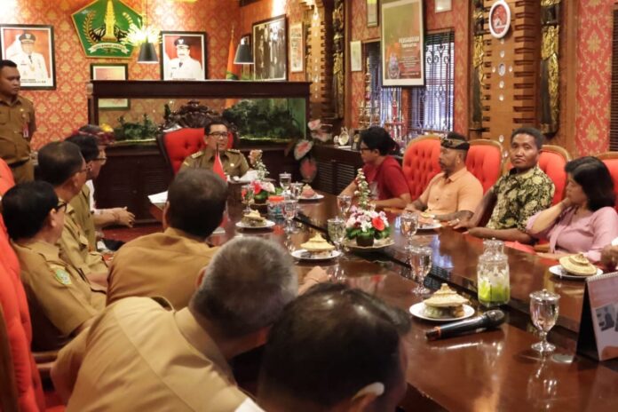 Perwakilan warga Jatiluwih, Penebel, Tabanan, Bali audiensi dengan bupati Tabanan Dr. I Komang Gede Sanjaya, S.E., M.M., di kantor Bupati Tabanan, Senin (8/12/2025)