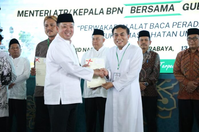 RP. Antonius Wahyuliana, CM, penerima sertipikat rumah ibadah untuk Gereja Katolik Fransiskus Asisi di Kabupaten Blitar, Jawa Timur, menyampaikan rasa syukurnya atas sertipikat yang diterima langsung dari Menteri Agraria dan Tata Ruang/Kepala Badan Pertanahan Nasional (ATR/BPN), Nusron Wahid, pada Sabtu (13/12/2025)