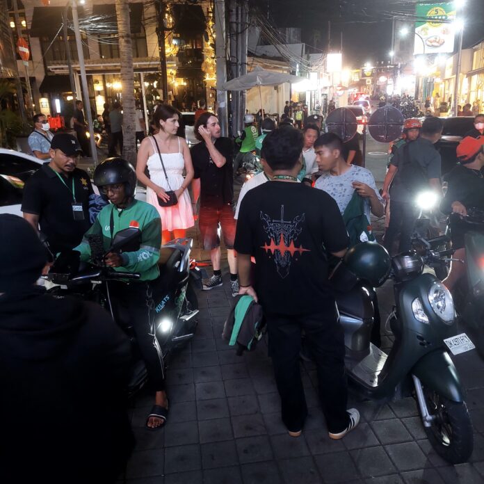 Polsek Kuta dan stakeholder terkait menggelar razia ojek online (ojol) liar di kawasan simpang Seminyak Square di Basangkasa, Seminyak Kuta, pada Sabtu (6/12/2025) malam