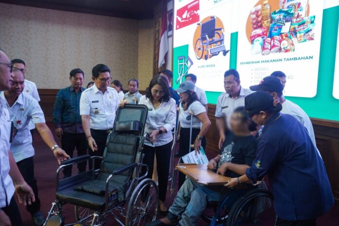 Bupati Wayan Adi Arnawa saat meluncurkan Program Pemberian Bantuan Perlindungan dan Rehabilitas Sosial Bagi Penyandang Disabilitas di Kabupaten Badung