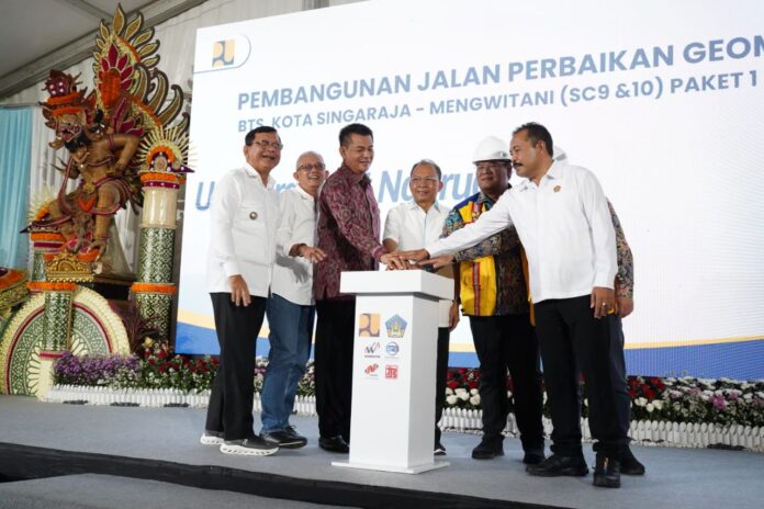 Upacara Adat Ngeruak dan Ground Breaking Pembangunan Jalan Perbaikan Geometrik Batas Kota Singaraja–Mengwitani (Shortcut Titik 9 dan 10) Paket 1 dan Paket 2 yang berlangsung di Desa Gitgit, Kecamatan Sukasada, Kabupaten Buleleng