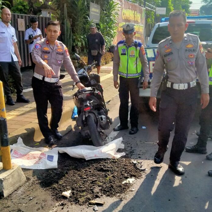 Kecelakaan maut terjadi di Jalan Surapati-Kepundung Km 1, tepatnya di samping Kantor Bank Mandiri, Dangin Puri, Denpasar Timur, pada Rabu (14/1/2026) sekitar pukul 08.15 WITA