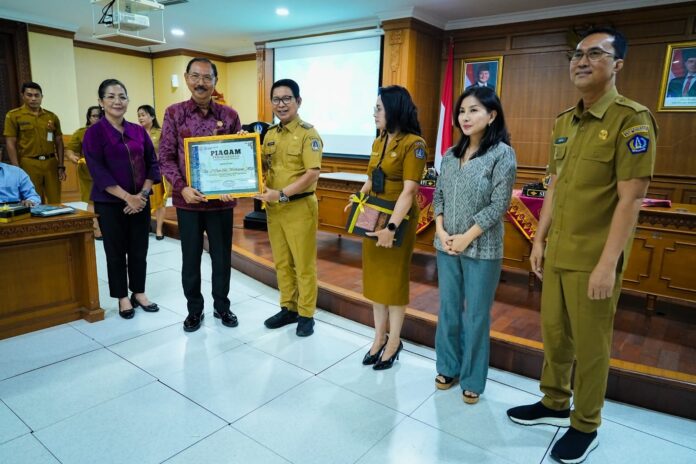 Bupati Badung I Wayan Adi Arnawa didampingi Sekda Badung IB. Surya Suamba melepas purna tugas para Kepala OPD di lingkungan Pemkab Badung di Ruang Kriya Gosana, Puspem Badung, Senin (5/1/2026)
