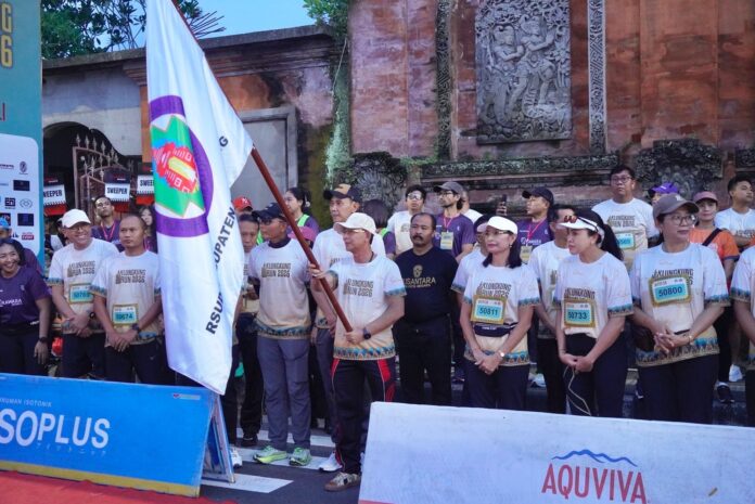 Bupati Klungkung, I Made Satria saat melepas Klungkung Run serangkaian HUT ke-39 RSUD Klungkung