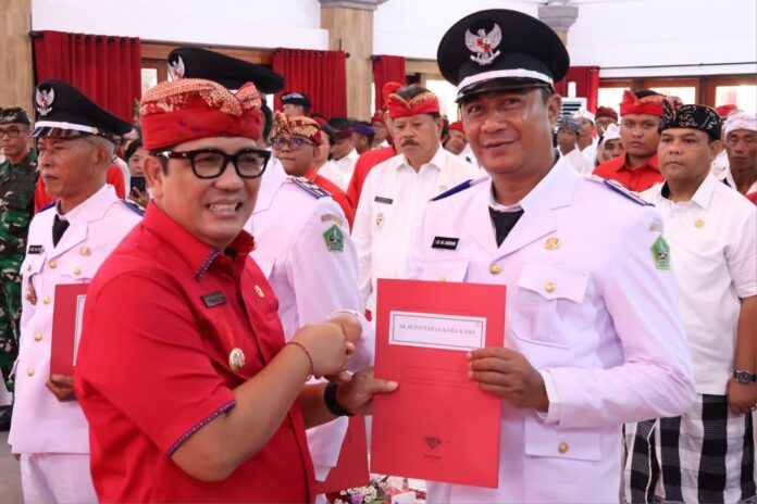 Bupati Tabanan Dr. I Komang Gede Sanjaya, S.E., M.M., melantik empat Perbekel Antar Waktu (PAW) dalam acara Pengambilan Sumpah Jabatan dan Pelantikan Perbekel Antar Waktu (PAW) Tahun 2026 yang digelar di Graha Yadnya Sanjayaning Singasana, Tabanan, Jumat (30/1/2026)