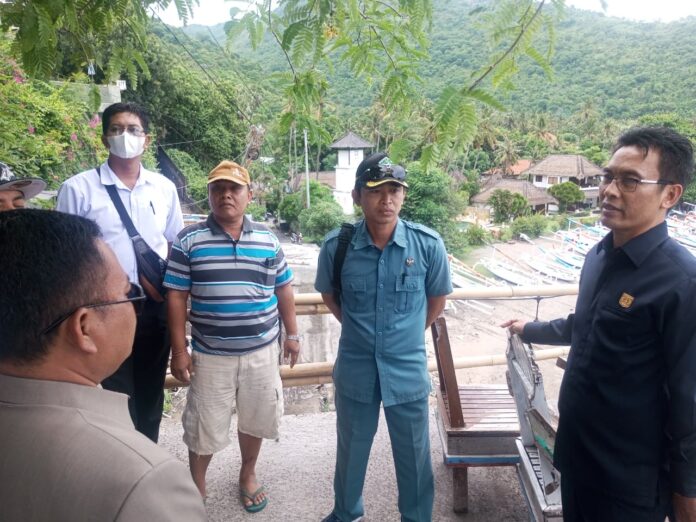 Komisi II DPRD Karangasem saat sidak di areal Pantai Bunutan, Karangasem