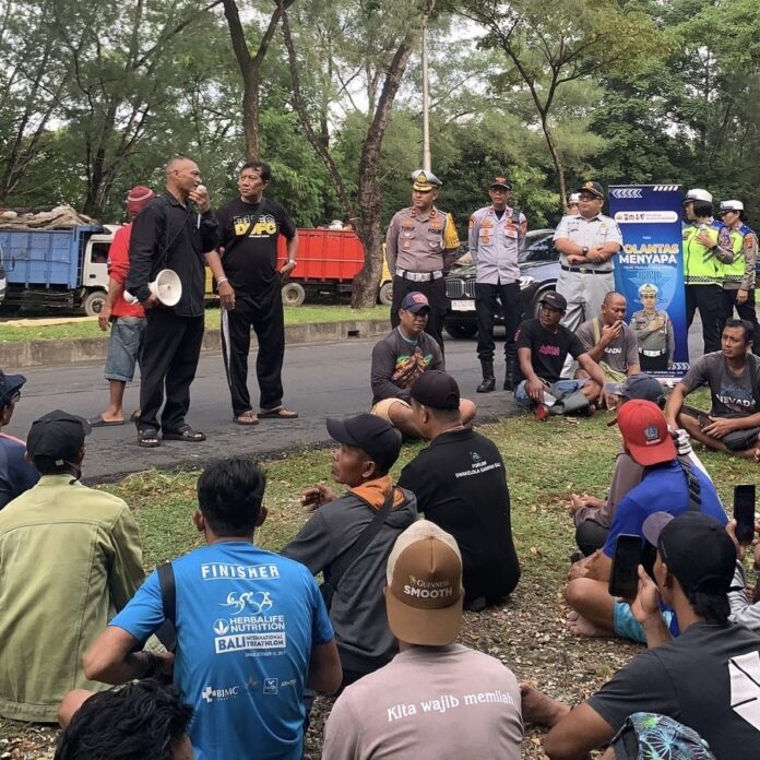 Satuan Polisi Lalu Lintas Polresta Denpasar mendatangi para sopir truk yang mangkal di Jalan Serangan, Denpasar Selatan, pada Kamis (5/2/2026)