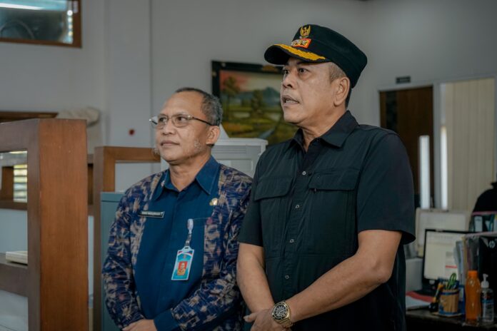 Bupati Karangasem I Gusti Putu Parwata saar mengunjungi kantor BPKAD