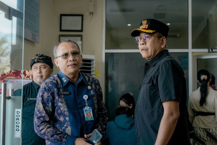 Bupati Karangasem I Gusti Putu Parwata (kanan)