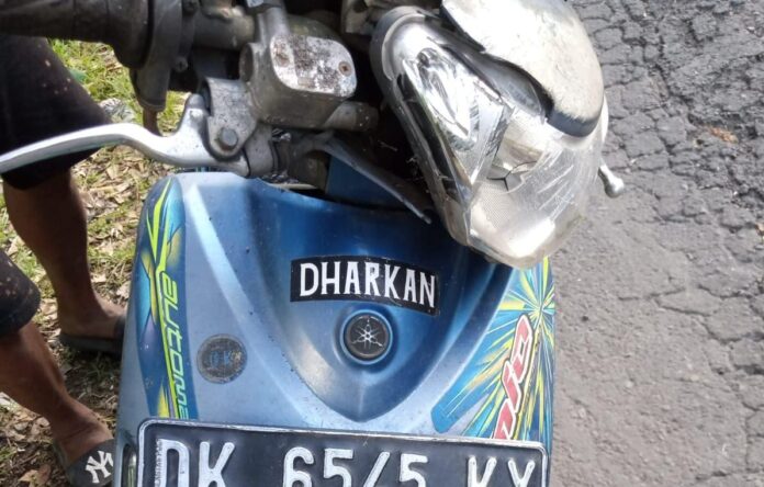 Sepeda motor yang terjun ke jurang setelah hindari truk untuk yang mengambil haluan hindari jalan berlubang