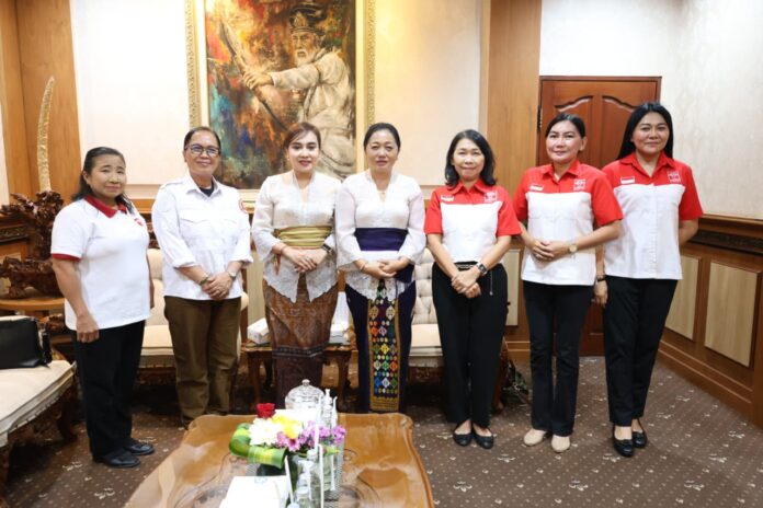 Ketua Tim Penggerak PKK Kota Denpasar, Ny. Sagung Antari Jaya Negara, bersama Sekretaris I Tim Penggerak PKK Kota Denpasar, Ny. Ayu Kristi Arya Wibawa menerima audiensi Perhimpunan Indonesia Tionghoa (INTI) Bali