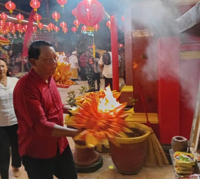 Ketua DPRD Kabupaten Badung I Gusti Anom Gumanti bersama Wakil Bupati Badung Bagus Alit Sucipta meninjau kesiapan sejumlah vihara di wilayah Kecamatan Kuta dan Kuta Selatan, Kabupaten Badung, Senin (16/2/2026)