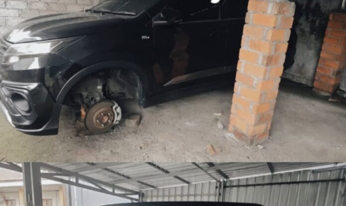 Empat buah ban beserta velg di mobil Toyota Rush, hilang di tempat penyewaan garase di kawasan Desa Anggungan, Kecamatan Mengwi, Badung