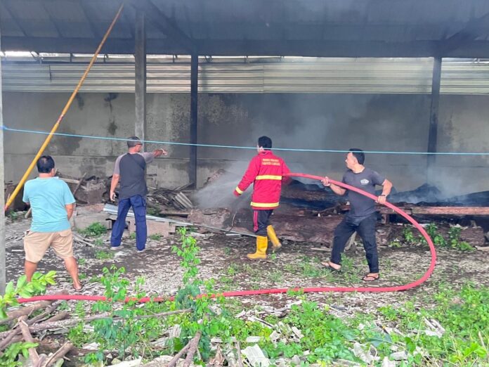 Petugas melakukan pemadaman api yang melalap bekas gudang Museum Gunarsa di wilayah Banjarangkan, Kabupaten Klungkung