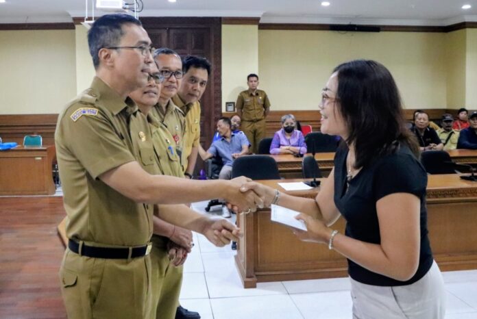 Sekda Badung Ida Bagus Surya Suamba menyerahkan dana santunan pensiun kepada 87 anggota KORPRI yang purna tugas serta sumbangan dana kematian kepada tiga ahli waris anggota KORPRI yang telah meninggal dunia di Ruang Rapat Kriya Gosana, Puspem Badung, Senin (9/2/2026)