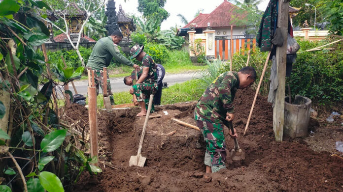 Anggota TNI, yang tergabung dalam Satgas TMMD membuat sumur bor di Desa Penyaringan Kecamatan Mendoyo, Kabupaten Jembrana