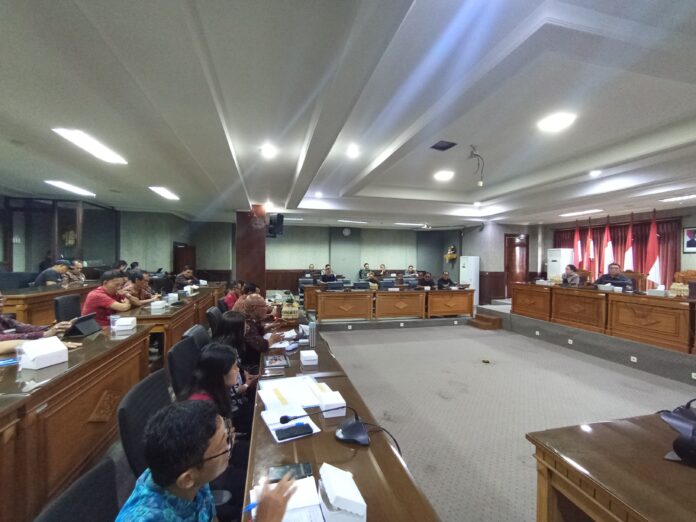 Raker Komisi I dan II DPRD Karangasem membahas percepatan pembentukan Koperasi Desa/Kelurahan Merah Putih (KMP) di Kabupaten Karangasem, Senin (9/2/2026)