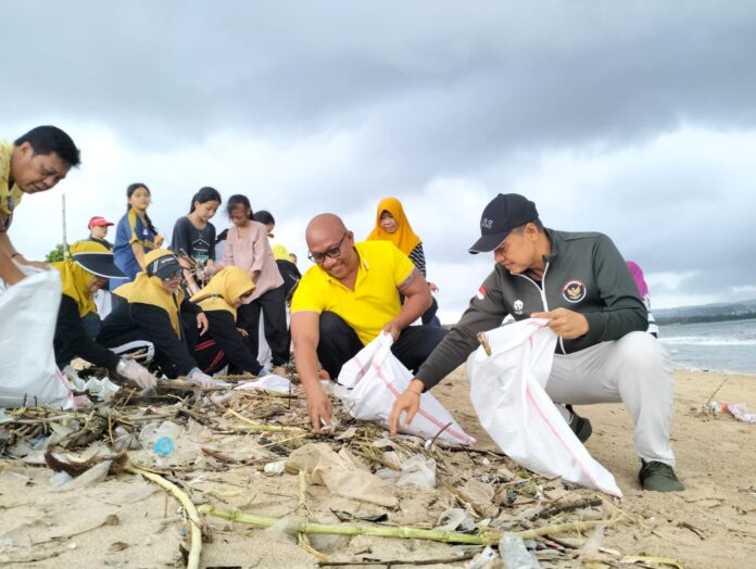Wakil Ketua DPRD Badung yang juga Ketua DPD Partai Golkar Badung, Anak Agung Ngurah Ketut Agus Nadi Putra bersama Anggota Fraksi Golkar DPRD Badung, I Nyoman Sudana, saat aksi bersih-bersih sampah di Pantai Kedonganan, Minggu (15/2/2026)