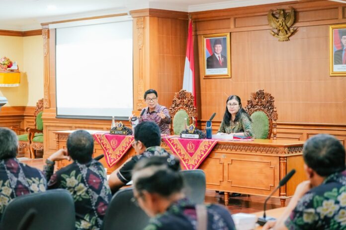 Bupati Badung I Wayan Adi Arnawa memimpin Rakor bersama camat, lurah/perbekel, dan pengelola jasa pengangkutan sampah di Kriya Gosana, Puspem Badung, Selasa (10/2/2026)
