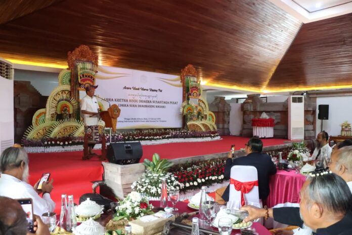 Gubernur Bali, Wayan Koster saat menghadiri perayaan Ulang Tahun Sabha ke-4 Kertha Hindu Dharma Nusantara Pusat (Dhira Sera Dharma Manah), di Sekretariat SKHDN Pusat, Denpasar