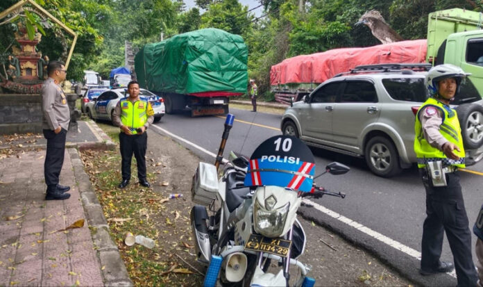 Kapolres Buleleng AKBP Ruzi Gusman, didampingi Kasatlantas Polres Buleleng meninjau langsung arus lalulintas menuju Pelabuhan Gilimanuk yang macet hingga ke Wilayah Desa Sumberklampok, Kecamatan Gerokgak, Buleleng