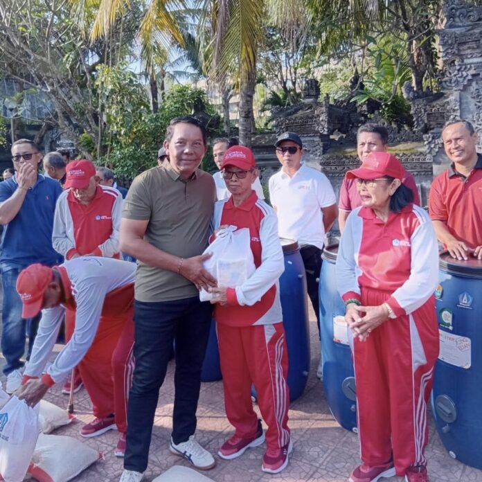 Ketua DPRD Kabupaten Badung, I Gusti Anom Gumanti, menghadiri kegiatan bakti sosial berupa pemeriksaan kesehatan gratis serta penyerahan bantuan sembako bagi penyandang disabilitas di Kelurahan Kuta, Kecamatan Kuta, Kabupaten Badung, Sabtu (28/3/2026)