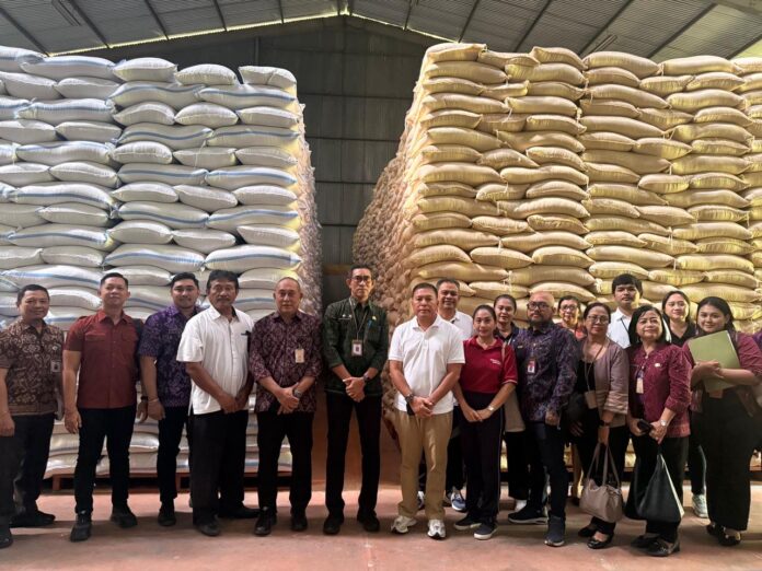 Asisten Perekonomian dan Pembangunan Setda Kota Denpasar Ida Bagus Alit Adhi Merta, dan anggota TPID Kota Denpasar saat melaksanakan monitoring ketersediaan stok pangan menjelang Hari Raya Nyepi dan Idul Fitri, di Gudang Bulog Sempidi, Kabupaten Badung