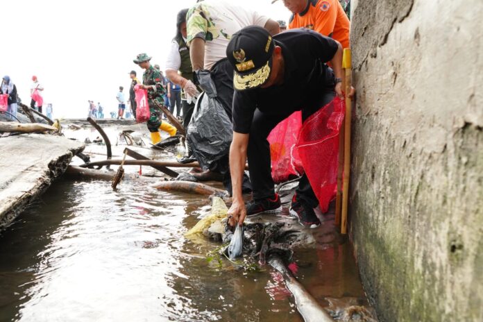 Gubernur Bali, Wayan Koster memimpin Gerakan Bali Bersih Sampah yang digelar di Pantai Padang Galak Denpasar