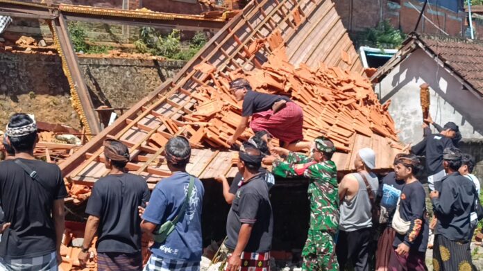 Nampak balai gong di areal Pura Dalem sidan roboh setelah kawasan tersebut diterjang angin ngelinus