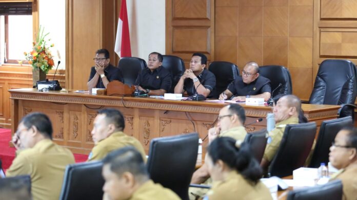 Komisi II DPRD Kabupaten Badung menggelar rapat kerja (raker) bersama Dinas Lingkungan Hidup dan Kebersihan (DLHK) Badung yang berlangsung di Ruang Gosana II Lantai II Kantor Sekretariat DPRD Badung, Senin (30/3/2026)