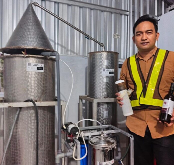 I Putu Pandu Setiawan saat memperlihatkan mesin atau teknologi Buldetech Membrane yang berhasil mengharumkan nama Kabupaten Buleleng di tingkat nasional