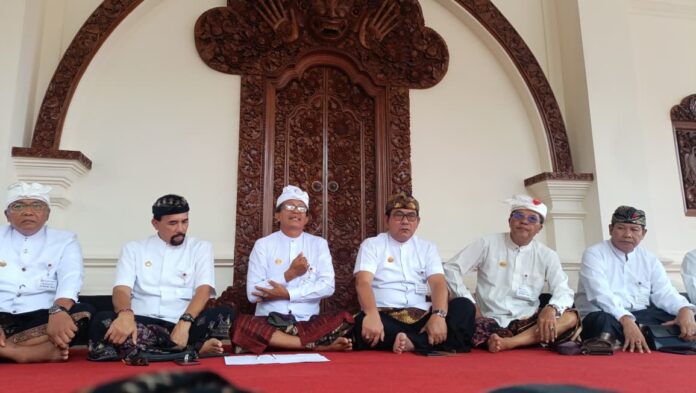 Koordinator dan tokoh puri saat menyampaikan rangkaian palebon mantan bupati Gianyar AA Gede Agung Bharata