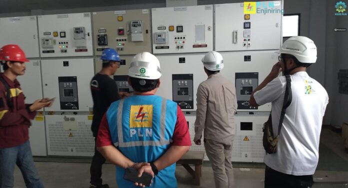 Petugas PLN sedang melakukan kegiatan pendampingan dan supervisi energize kabel PLTD Sewa Bali Tahap III GI Kubu