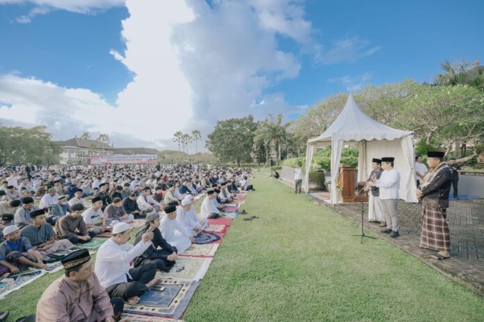 Bupati Badung I Wayan Adi Arnawa menghadiri pelaksanaan Shalat Id di Lapangan Mangupraja Mandala, Puspem Badung, Sabtu (21/3/2026)