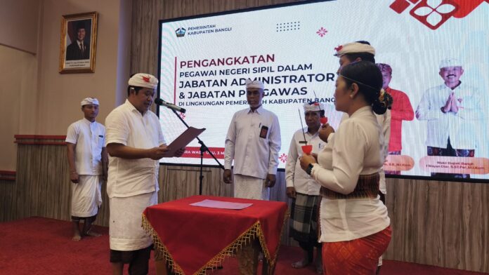 Bupati Bangli, Sang Nyoman Sedana Arta saat memimpin langsung pelantikan 39 pejabat Eselon III dan IV resmi dilantik di lingkungan Pemerintah Kabupaten Bangli yang berlangsung di Gedung Bukthi Mukthi Bhakti, Kantor Bupati Bangli, Selasa (3/3/2026)