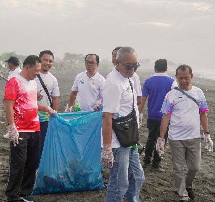 Manager PLN UP2D Bali Petrus Irwan Ichwansaputra (ketiga dari kiri) ikut terjun langsung dalam kegiatan bersih Pantai Lembeng