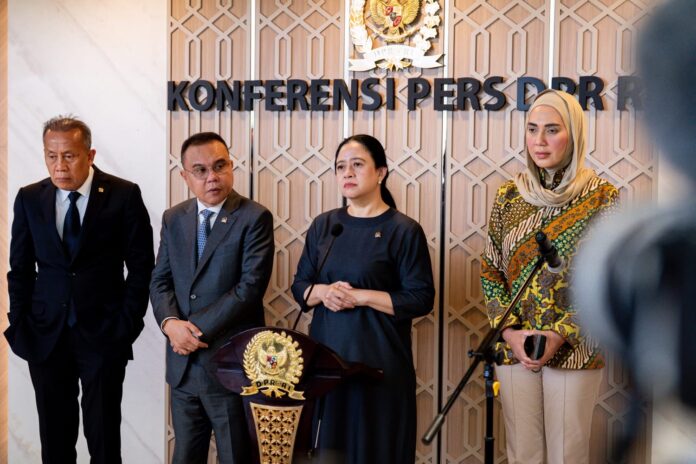 Ketua DPR RI Puan Maharani bersama pimpinan DPR RI menggelar konferensi pers usai Rapat Paripurna Masa Persidangan IV Tahun Sidang 2025-2026 DPR yang digelar di Gedung Nusantara II, Kompleks Parlemen, Senayan, Jakarta, Kamis (12/3/2026). (Foto: DPR RI)